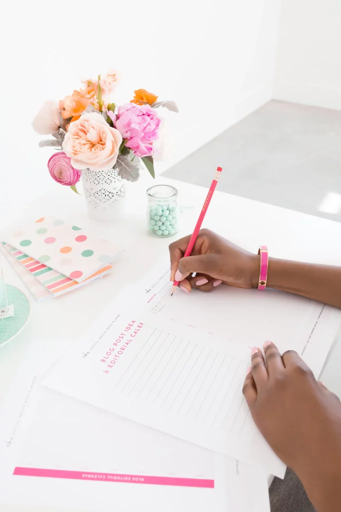 Image Template WordPress lancer son business feminine bright desktop working on goals with flowers
