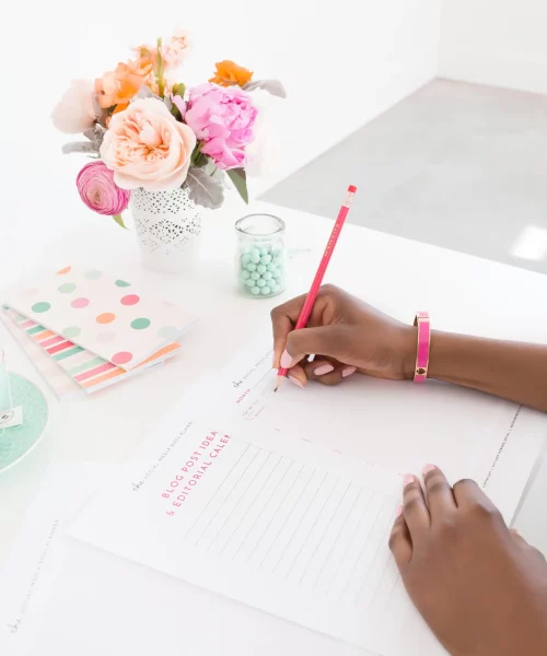 Image Template WordPress lancer son business feminine bright desktop working on goals with flowers